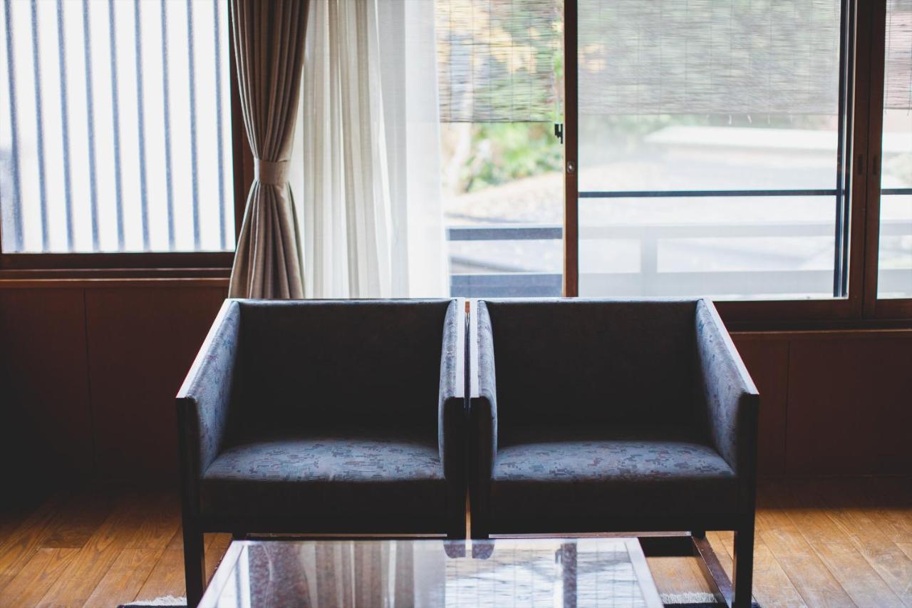 Отель Arima Onsen Tocen Goshobo Кобе Экстерьер фото A pair of armchairs
