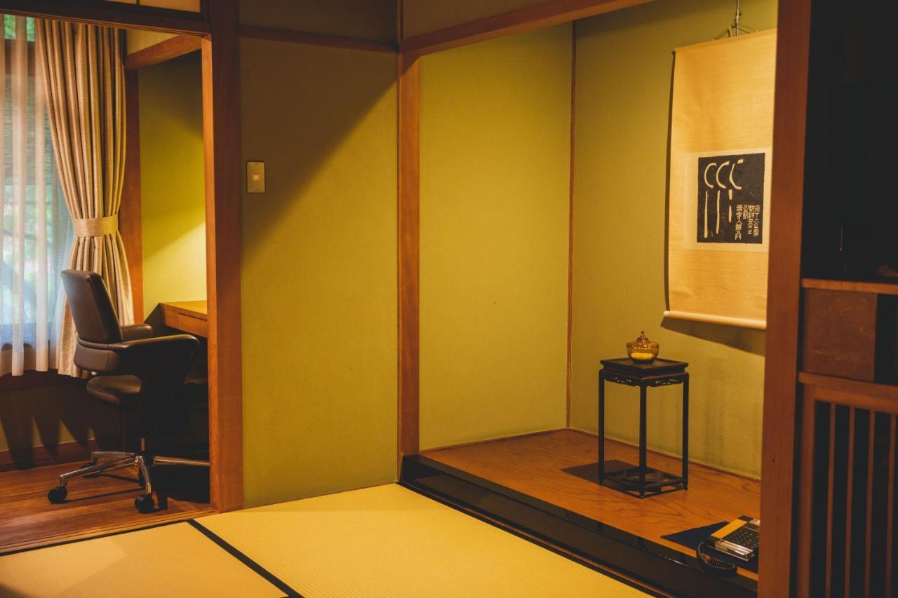 Отель Arima Onsen Tocen Goshobo Кобе Экстерьер фото A tokonoma in a Japanese room