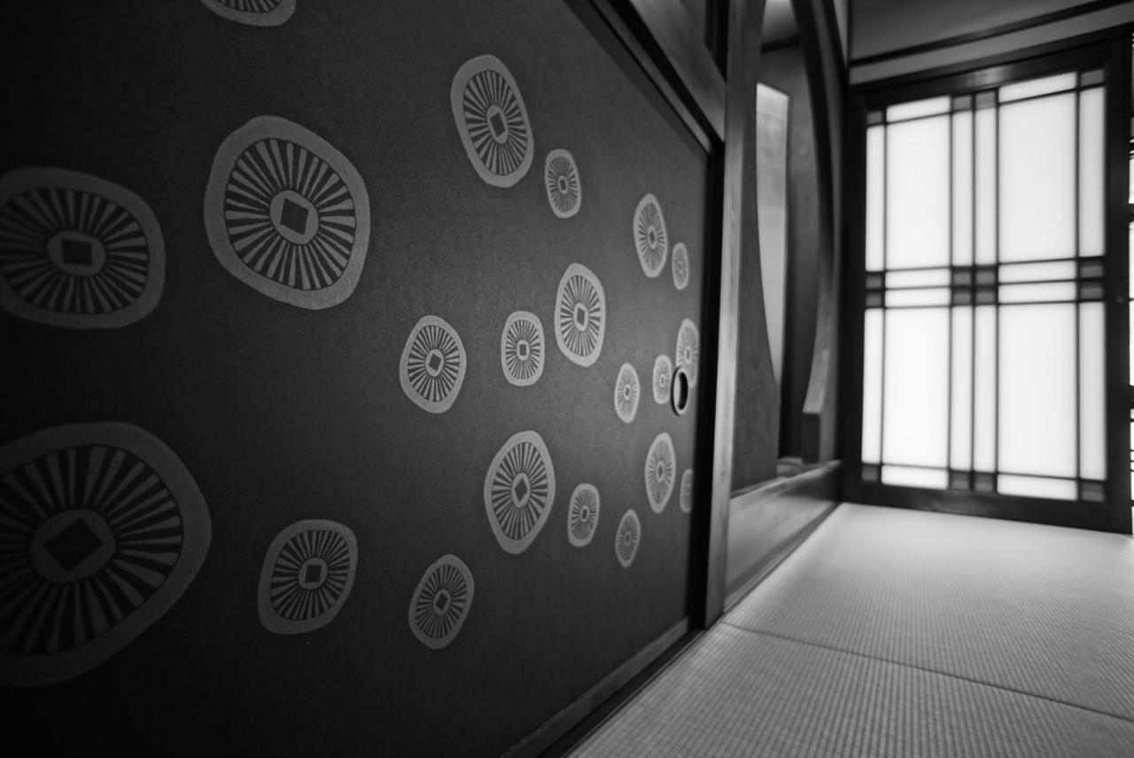 Отель Arima Onsen Tocen Goshobo Кобе Экстерьер фото A sliding door in a traditional Japanese house