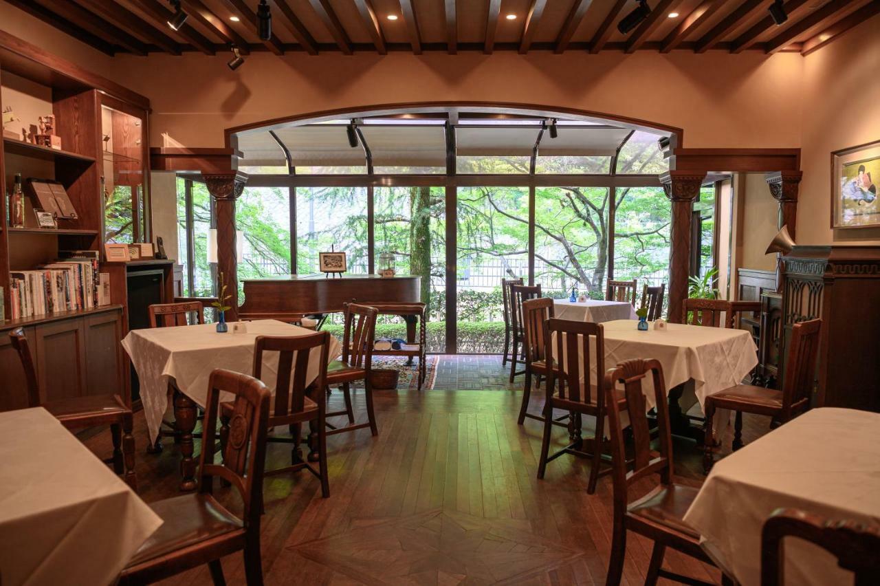 Отель Arima Onsen Tocen Goshobo Кобе Экстерьер фото Interior of a French restaurant in Tokyo