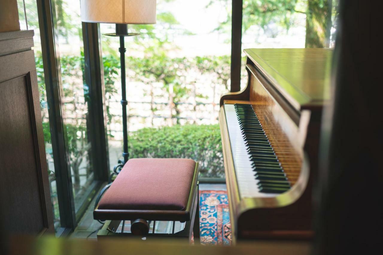 Отель Arima Onsen Tocen Goshobo Кобе Экстерьер фото Piano in the lobby