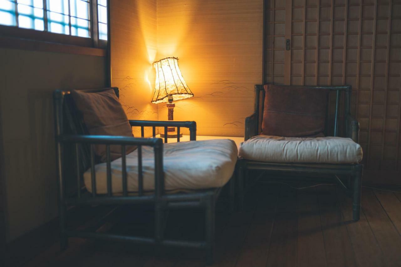 Отель Arima Onsen Tocen Goshobo Кобе Экстерьер фото A traditional Japanese room with a lamp